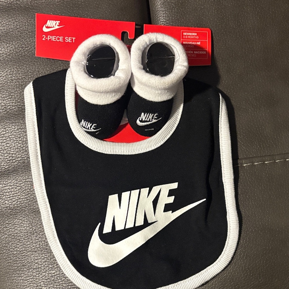 Nike Classic Black and White Bib and Booties Set